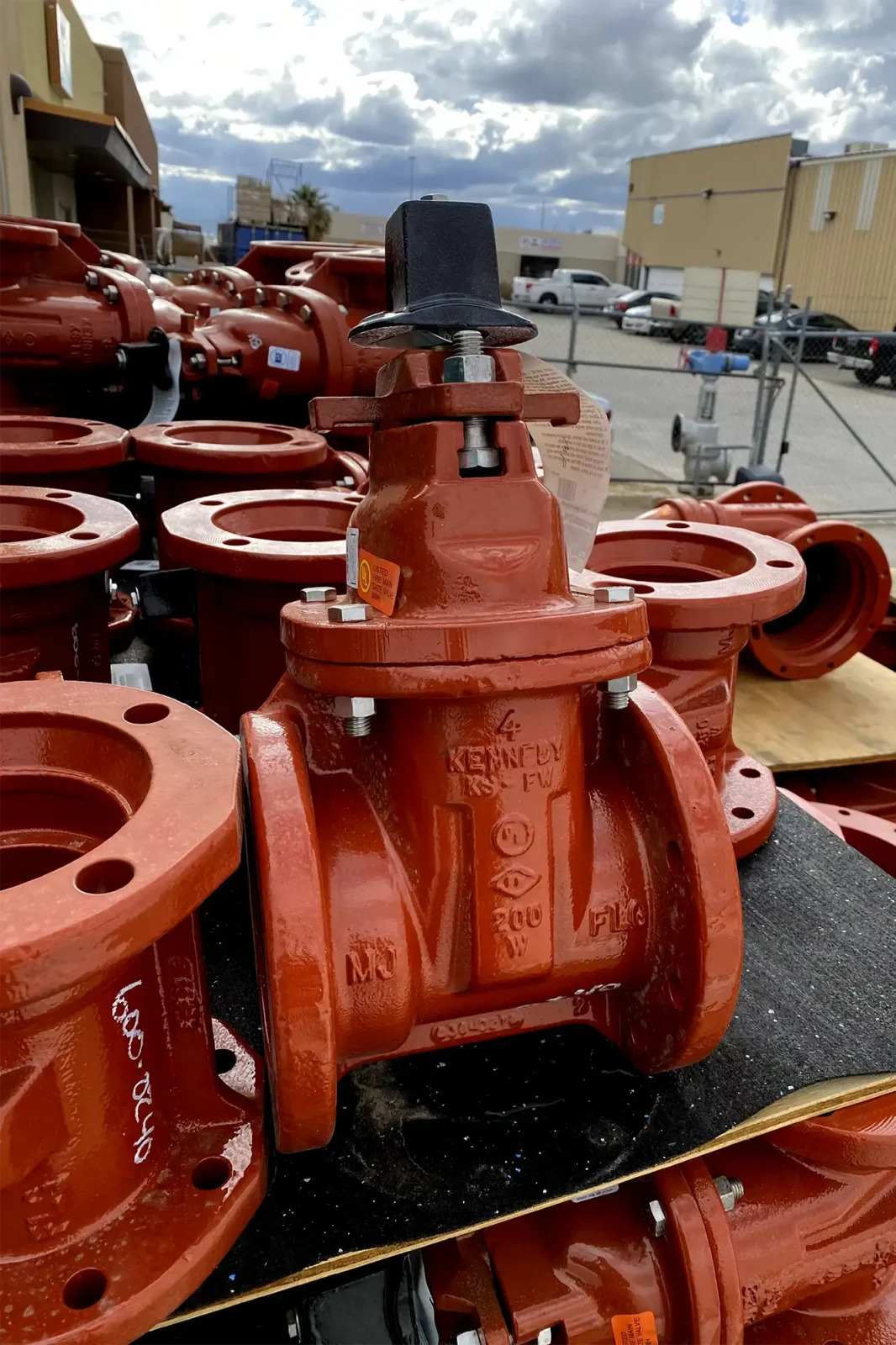 Des valves empilées sur un support en bois