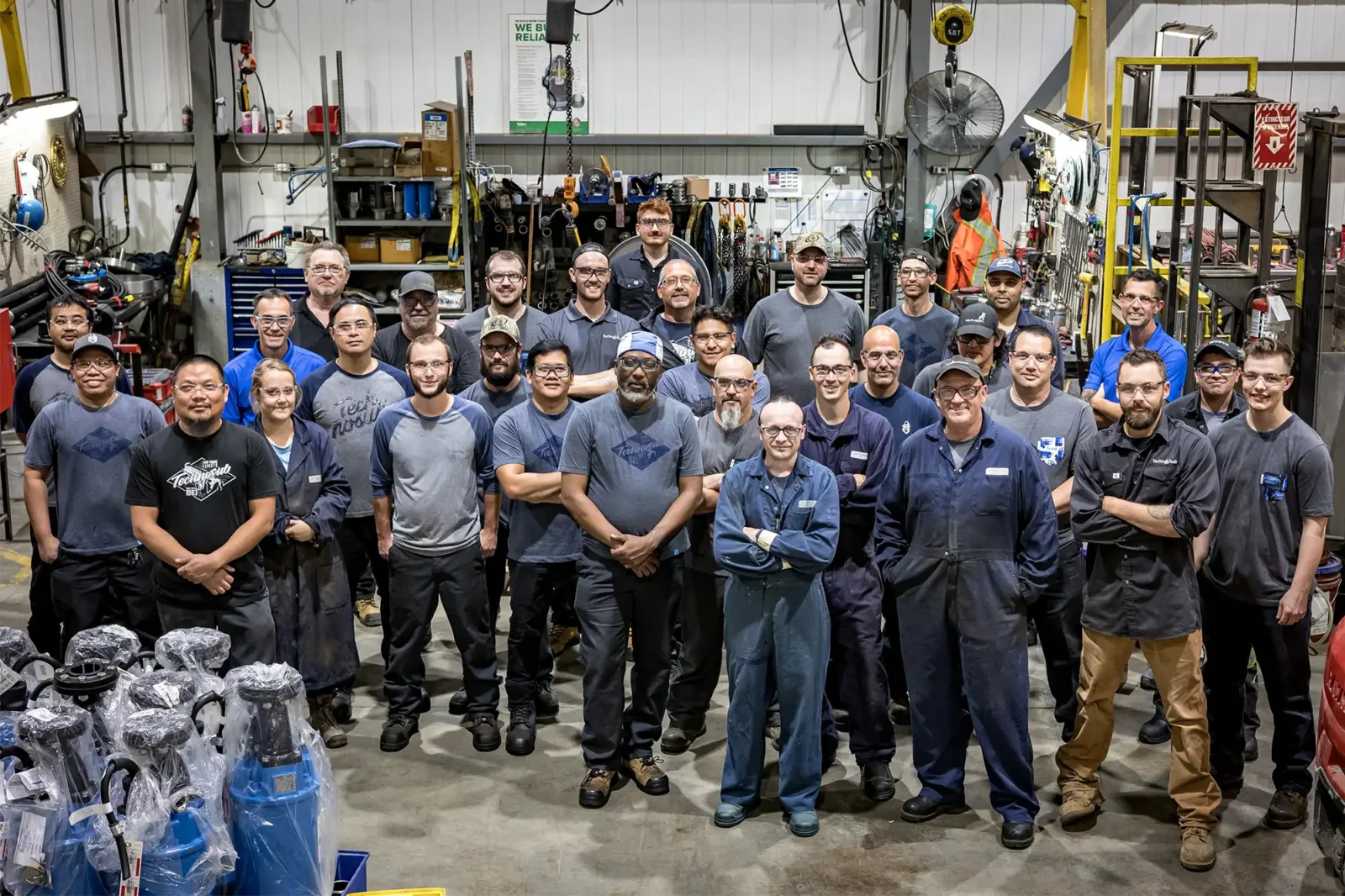 L'équipe B de production composée de mécaniciens, de machinistes et de journaliers chez Technosub