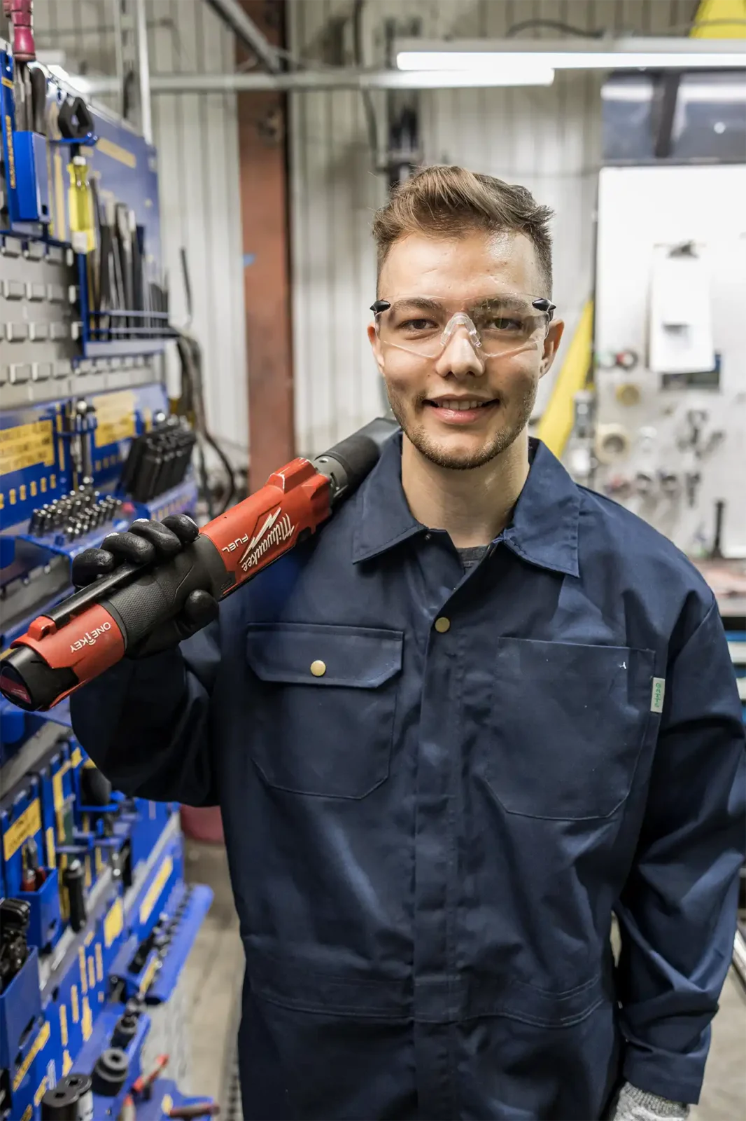 Un mécanicien prêt à travailler un outil à la main chez Technosub
