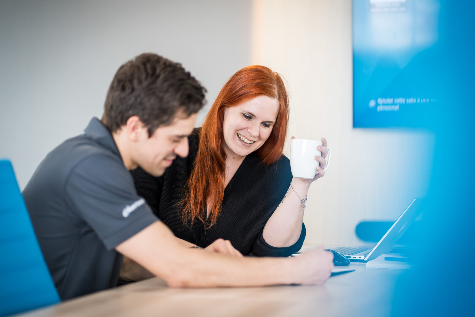 Une directeur des finances et sa cheffe compatble travaillant en collaboration.